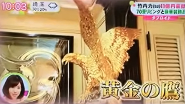 黄金の鳥の像